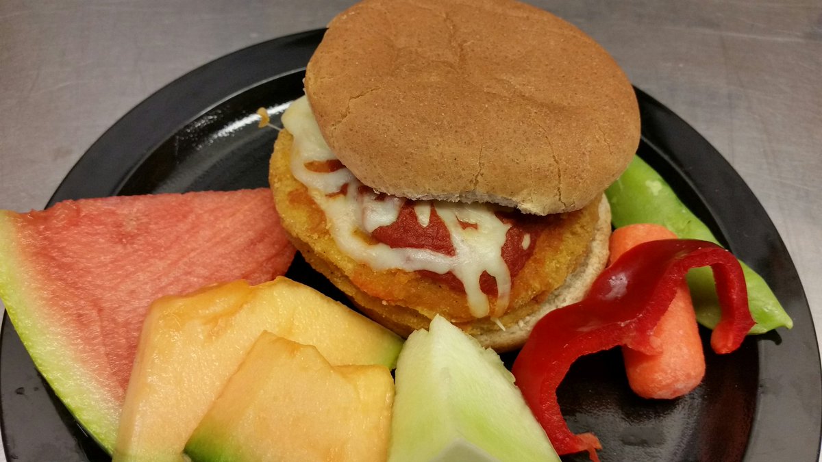 PSDNutrition's tweet photo. Middle School lunch today includes a chicken Parmesan sandwich! Made with antibiotic and artificial ingredient free chicken, breaded in whole grains and topped with a clean labeled marinara sauce and melted mozzarella cheese. Served on a whole grain hamburger bun! #cleanlabels https://t.co/VD35F4UIUu