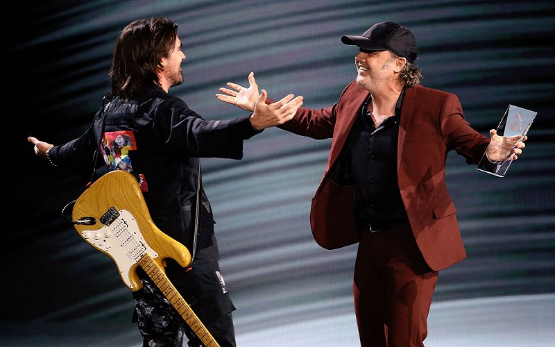 venezuelaaldia's tweet photo. Eufórico y al borde del llanto, Juanes recibe premio de manos de fundador de Metallica en los Grammy’s https://t.co/9USgI5zwbb https://t.co/eJBKHgO6sD