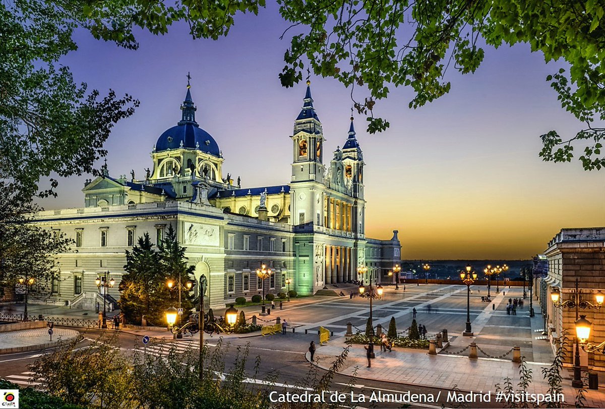 EspanaEnLatam's tweet photo. Madrid puede presumir de #atardeceres que harán enamorarte aun más de la capital de #España ❤️
Y no sólo en la #GranVía los encontrarás....😍
#Sunsets #LoveMadrid #SpainExperience #FallInSpain #VisitSpain
@Visita_Madrid @jmartinezmoran @Granviademadrid @madridexpert @_ElRetiro https://t.co/dk5hTEmVci