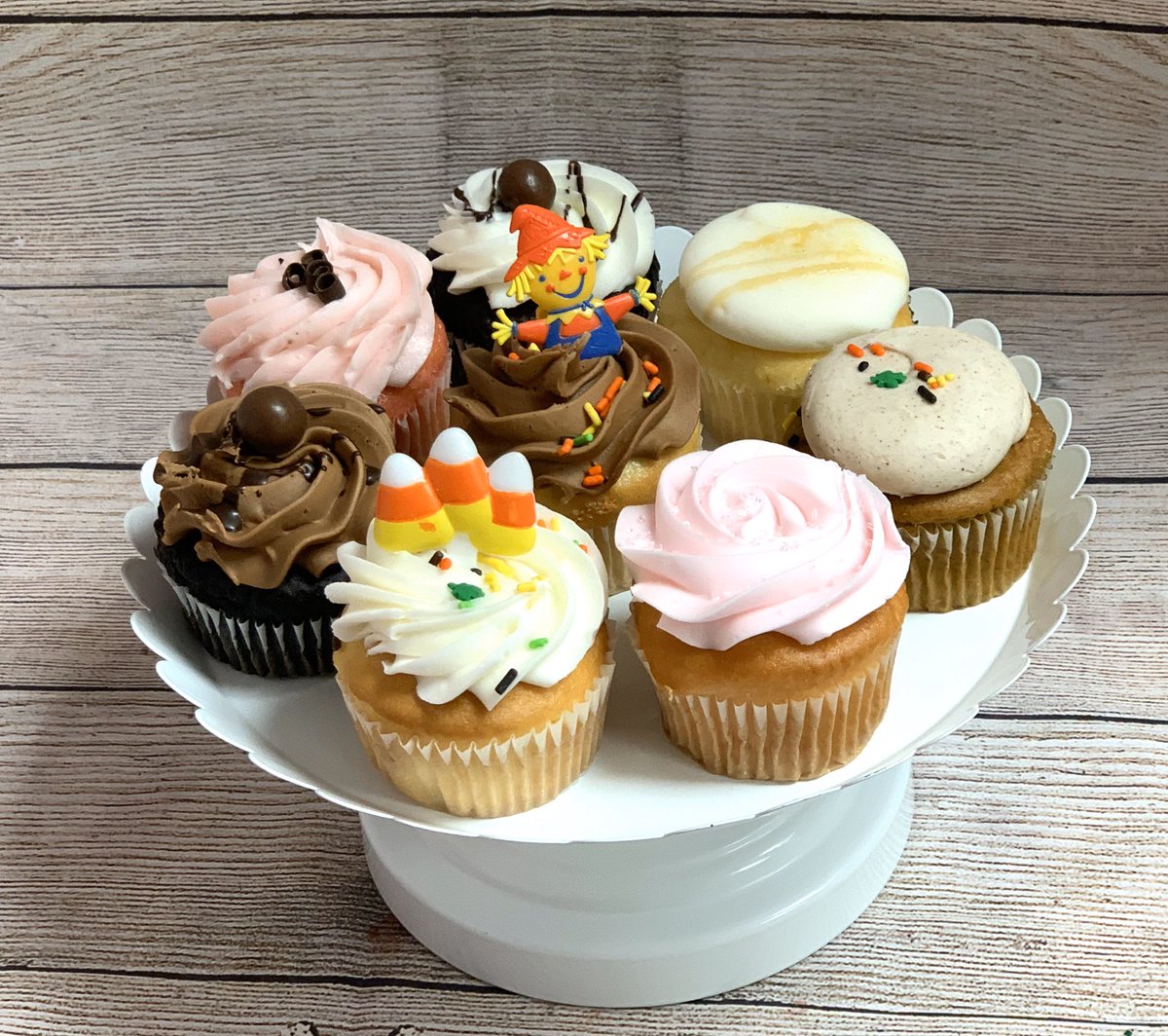 Simplydcakes's tweet photo. 🍁 This weeks cupcake lineup! 🍁
Creme Brûlée, Pumpkin Spice, Strawberry, Champagne, Vanilla &amp; Chocolate!

...

#simplydeliciousbakery #simplydelicious #cupcakes #dessert #yum #bakery #bakerylife #shoplocal #shopwaco #waco #wacotexas #wacotown https://t.co/IHY10JfPjk