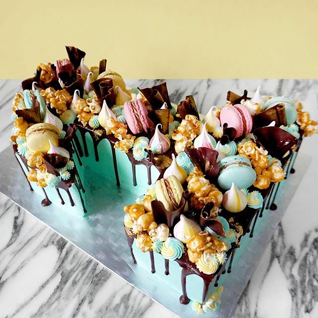 Tag your number 1️⃣💁🏻‍♀️✨
I actually cut out numbers by hand from a large square tin using a paper template that I make myself. This way I can make any number or letter any size!
This sponge was vanilla and chocolate marble, filled and covered with a van… ift.tt/2O0dSKI