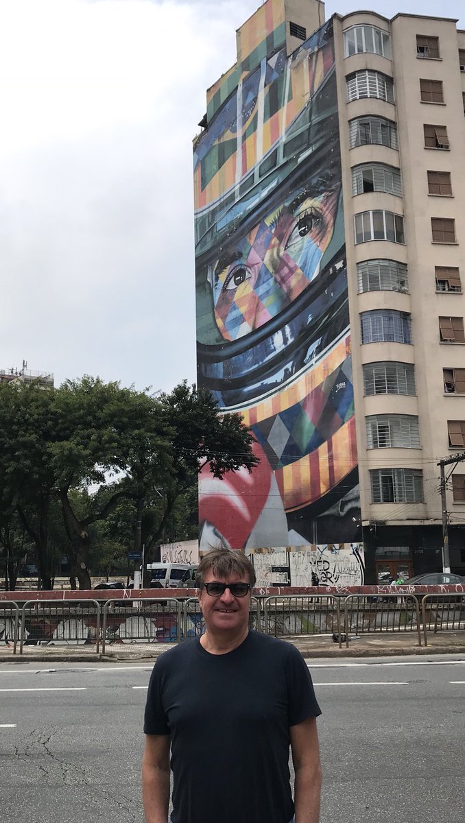 Fresque murale très connue à São Paulo..signée Eduardo Kobra..41 mètres de haut..encore et toujours Senna..#rtbfsport <a href="/f1/">Formula 1</a> #BrazilGP #senna #sennasempre #f1 ⁦<a href="/kobrastreetart/">Eduardo Kobra / kobrastreetart</a>⁩