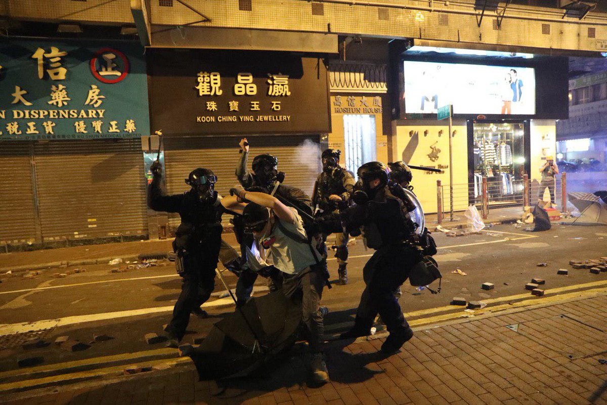tk06956919's tweet photo. One protester was surrounded by several #HKpolice officers and beaten by batons. The inequivalent force exercised by protesters and police has driven the police to beat up the protesters recklessly. #HKPoliceBrutality 

(Photo: Kaiser@ USP United Social Press) https://t.co/k3ktdBWJKX