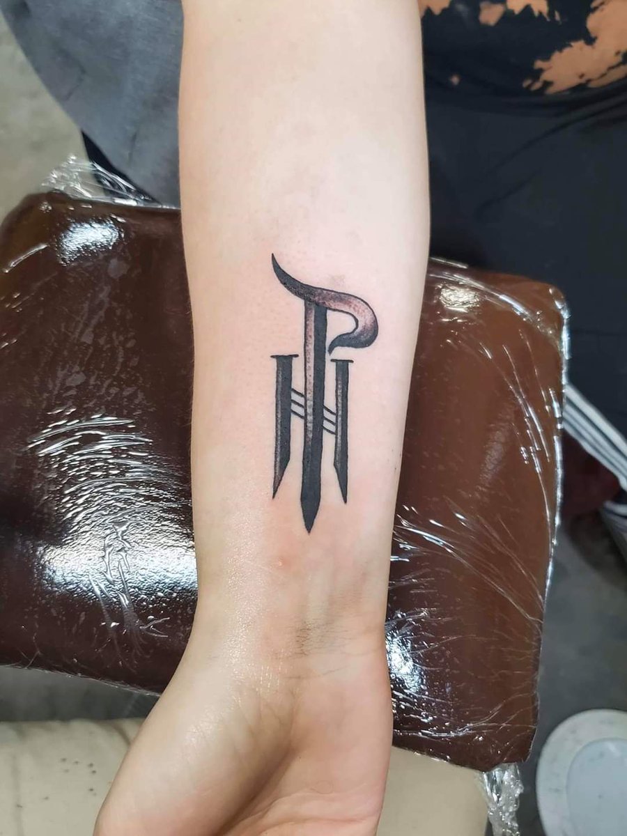 Hallow_Point's tweet image. Shoutout to Emily Ishmael for the awesome HP tattoo! 

Emily’s been to almost every KC show since we started heading up that way! Thanks for the all the support you’ve given us over the last few years! 🤘