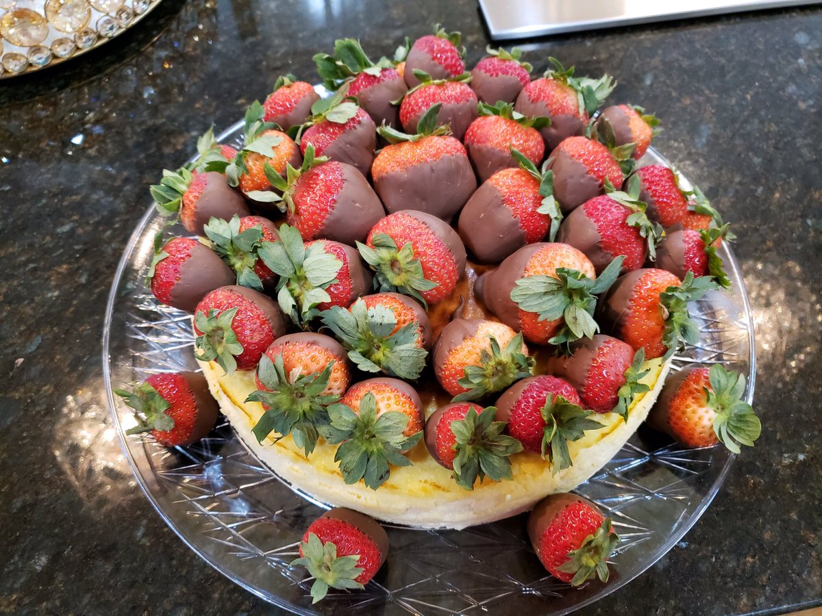 twitter please do your thing 🙏🏻 It’s that time of the year! My mom is making her famous New York style cheesecake with chocolate covered strawberries for all the holidays coming up message me if you wanna pre order yours 😍🤤✨