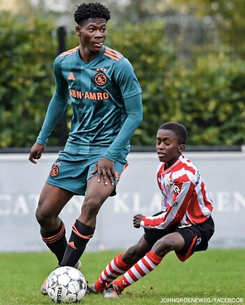 ESPNFC's tweet photo. This a real photo! Ajax U15's player David Easmon playing against Sparta Rotterdam U15's 😳

(via JohnGroeneweg/Facebook) https://t.co/zecgBieKL5