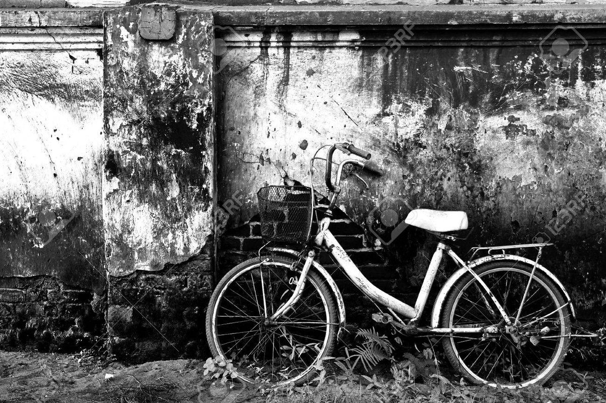 GalliganNora's tweet photo. I went on a bicycle ride, and I noticed that the townspeople seemed a bit riled up about the raid even though nationalist activity isn’t particularly rare in Bantry #nsuirishhistory #nationalism https://t.co/yG0YdNMOZI