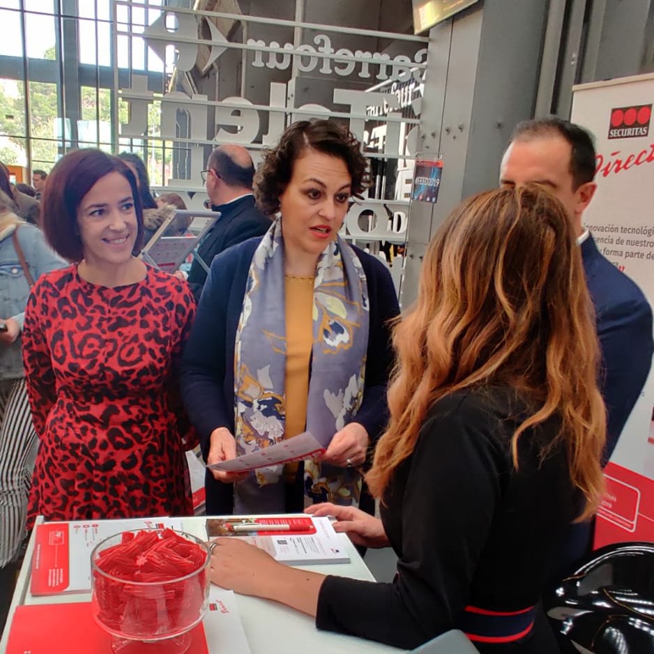 verisure_esp's tweet photo. La semana pasada en el #FEED2019 tuvimos la oportunidad de hablar con la la Ministra de Trabajo, Magdalena Valerio (@mvalerio_gu), y contarle más sobre cómo ha crecido Securitas Direct en los últimos años y sobre los beneficios que ofrecemos a nuestros profesionales #Talento https://t.co/kWv6IMNfLa