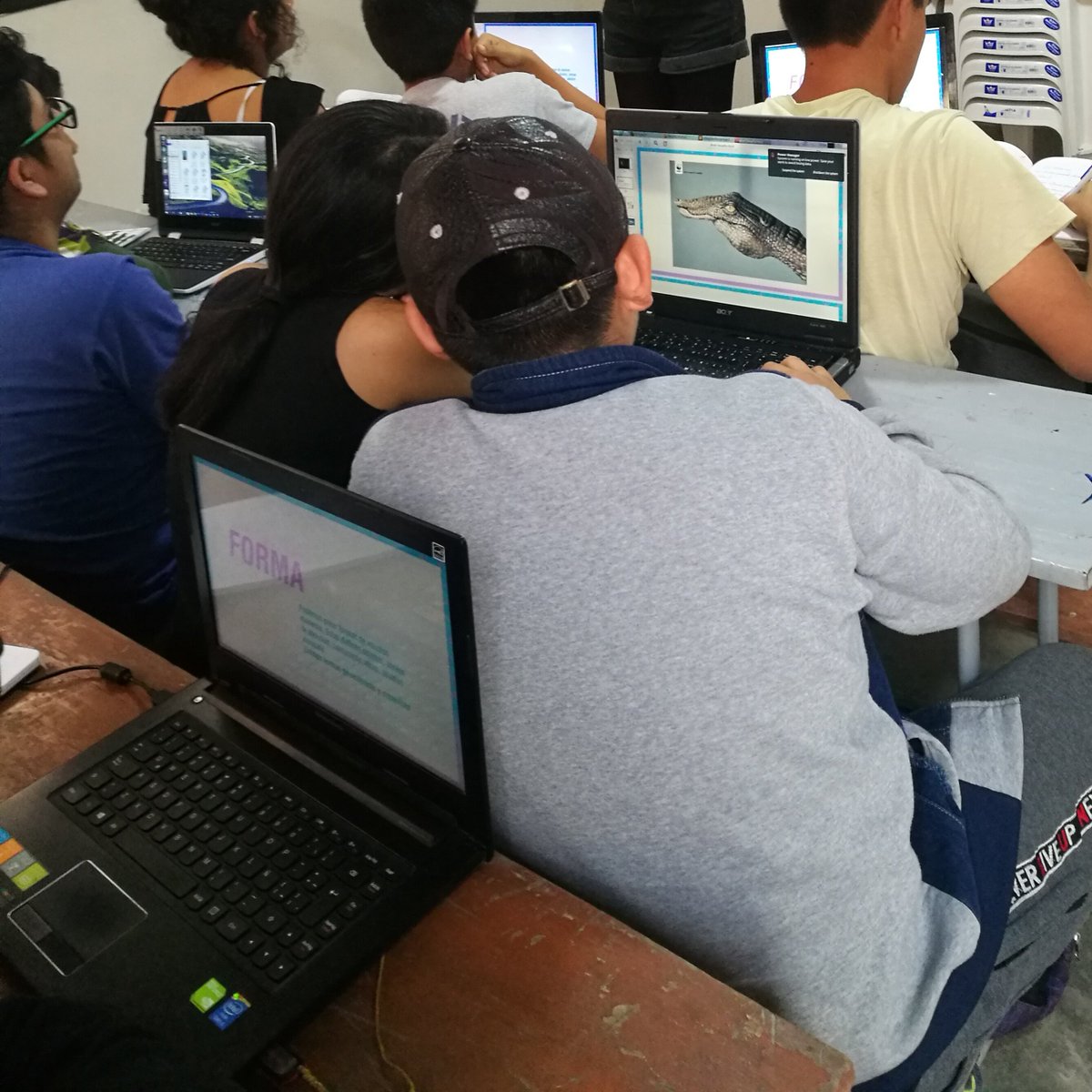 CodeHuntersLab's tweet image. Arte, diseño y programación 🎨🤖⚡
Pamela Valle, diseñadora y CEO de Endémica, nos visitó y realizó un taller de Fundamentos del Diseño para la #GeneraciónCHL 9 de @CodeHuntersLab, en #Carabayllo 👩🏻💻👨🏻💻🌎🚀