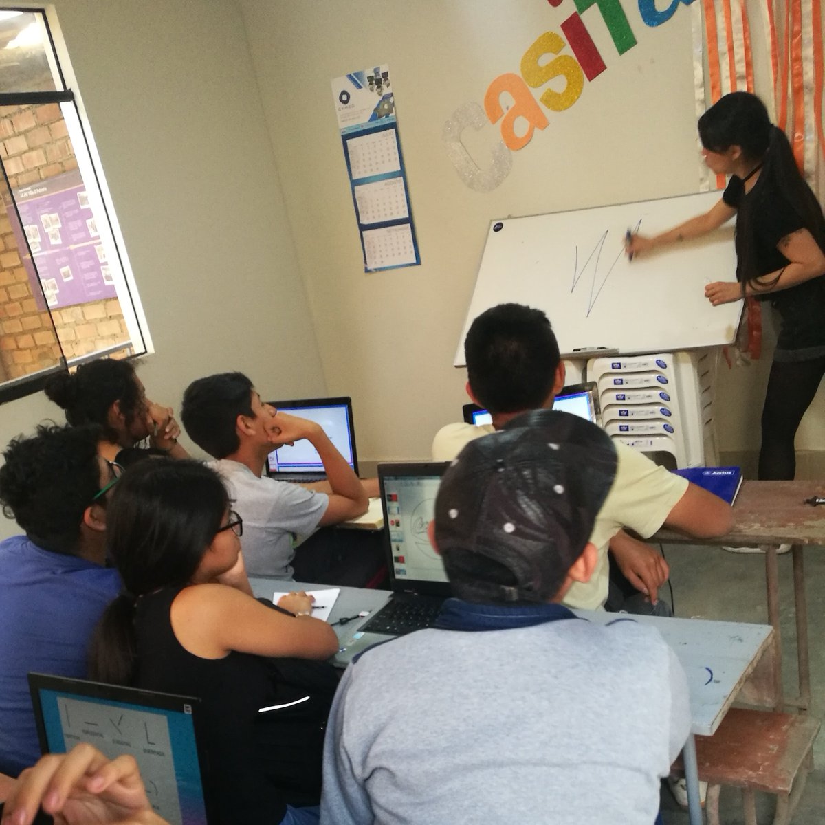 CodeHuntersLab's tweet image. Arte, diseño y programación 🎨🤖⚡
Pamela Valle, diseñadora y CEO de Endémica, nos visitó y realizó un taller de Fundamentos del Diseño para la #GeneraciónCHL 9 de @CodeHuntersLab, en #Carabayllo 👩🏻💻👨🏻💻🌎🚀