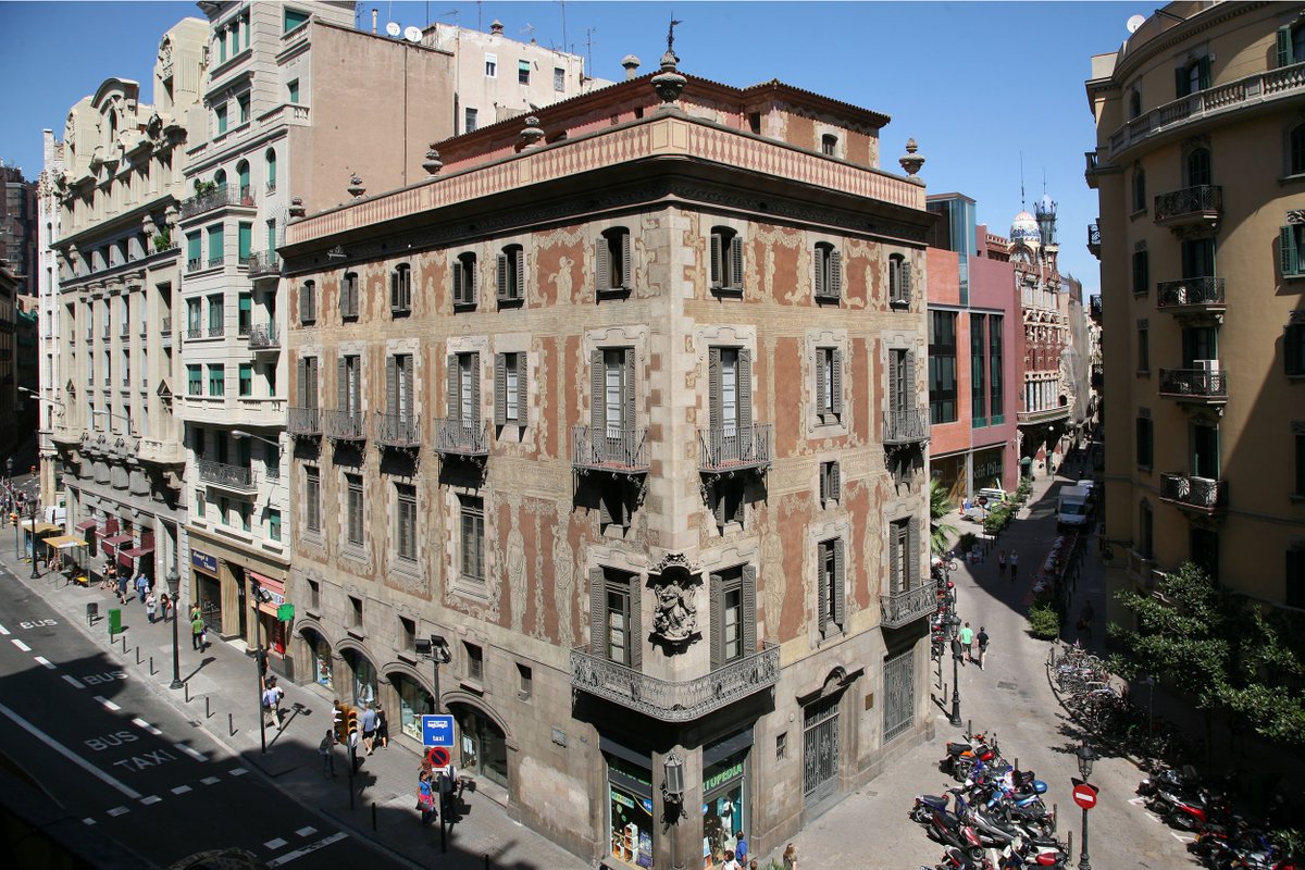 vapassaraqui's tweet photo. #TalDiaComAvui de fa 486 anys es funda el Gremi de Velers de Barcelona, l'actual Col·legi de l'Art Major de la Seda. La seu del Col·legi és un edifici molt singular que va estar a punt d'enderrocar-se amb l'obertura de Via Laietana https://t.co/VrdBZbnake @AndresBorao @casa_seda https://t.co/EaizPFxqsA