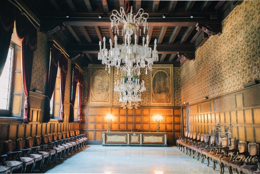 #TalDiaComAvui de fa 486 anys es funda el Gremi de Velers de Barcelona, l'actual Col·legi de l'Art Major de la Seda. La seu del Col·legi és un edifici molt singular que va estar a punt d'enderrocar-se amb l'obertura de Via Laietana youtu.be/5ctPOfkw-3Y <a href="/AndresBorao/">Andrés Borao</a> <a href="/casa_seda/">La Casa de la Seda</a>