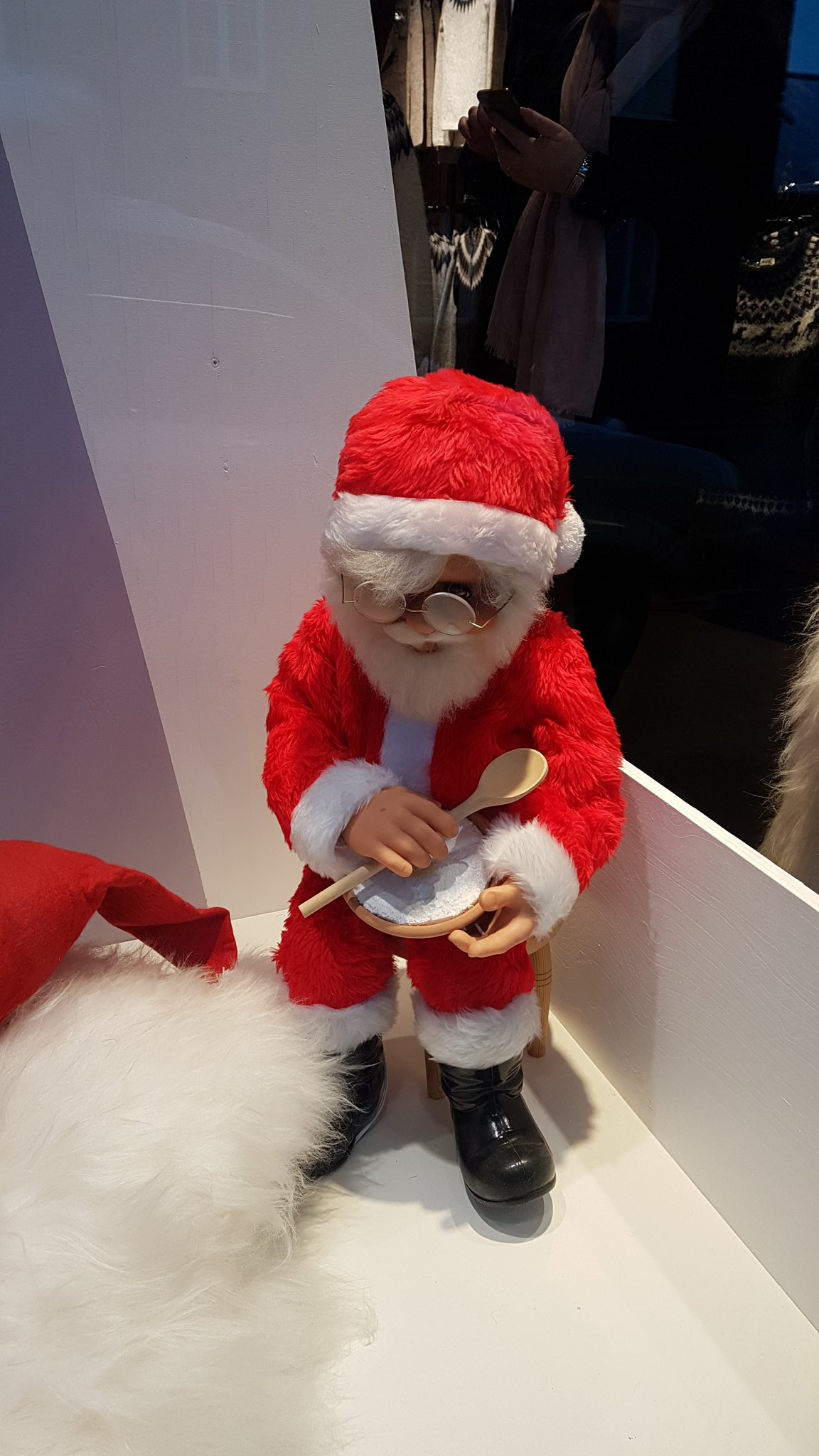 ヴァイキング社 Pa Twitter アイスランドのサンタはスキールを食べるんですよ 町の通りが大分クリスマスっぽくなってきました スキール サンタ アイスランド ヴァイキング社 Pa Twitter アイスランドのサンタはスキールを食べるんですよ 町の通りが大分クリスマスっぽくなってきました スキール サンタ アイスランド