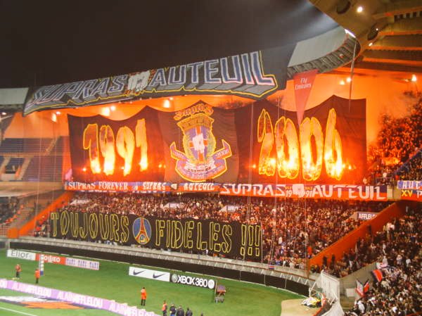 Histoire_du_PSG's tweet photo. 🔥🔴🔵Les 15 ans des Supras Auteuil, le 18 novembre 2006 🔵🔴🔥 

Les souvenirs du jour ➡ https://t.co/2MHksgrKd6 https://t.co/WP8PDVX0X1