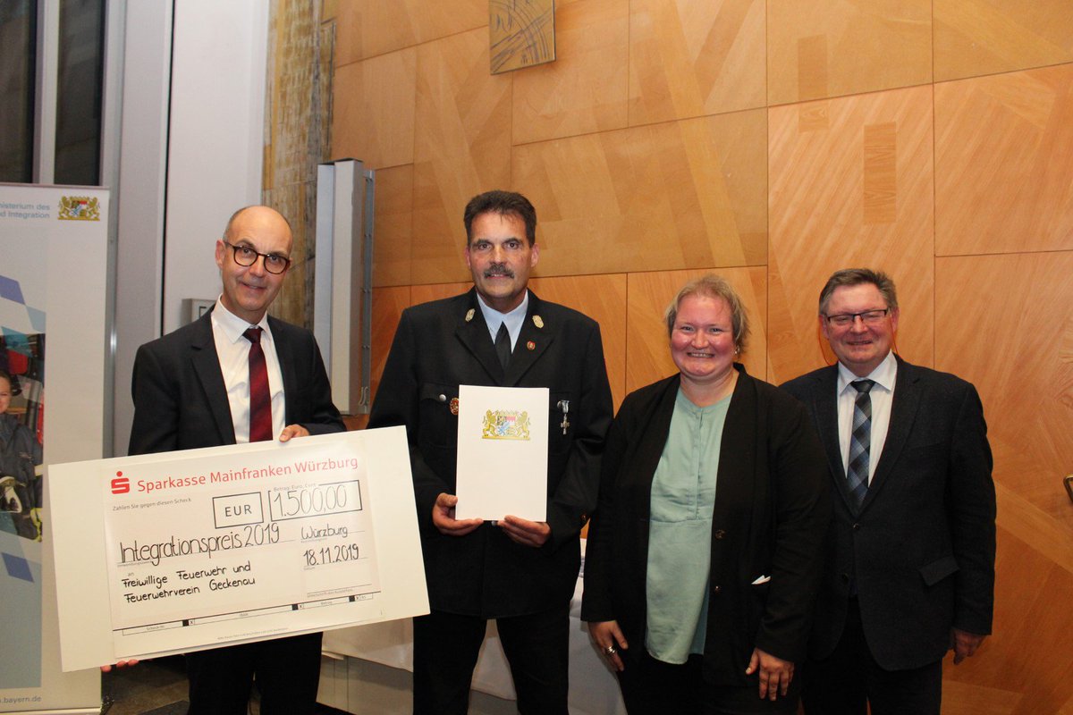 RegUnterfranken's tweet photo. #Staatssekretär Gerhard Eck und #Regierungsvizepräsident Jochen Lange übergaben heute in der Regierung von Unterfranken die unterfränkischen #Integrationspreise. Zu den Preisträgern siehe hier: https://t.co/WNnmrU24IP. Wir gratulieren herzlich! https://t.co/EpQ8oNsK2D