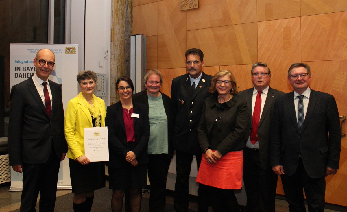 RegUnterfranken's tweet photo. #Staatssekretär Gerhard Eck und #Regierungsvizepräsident Jochen Lange übergaben heute in der Regierung von Unterfranken die unterfränkischen #Integrationspreise. Zu den Preisträgern siehe hier: https://t.co/WNnmrU24IP. Wir gratulieren herzlich! https://t.co/EpQ8oNsK2D