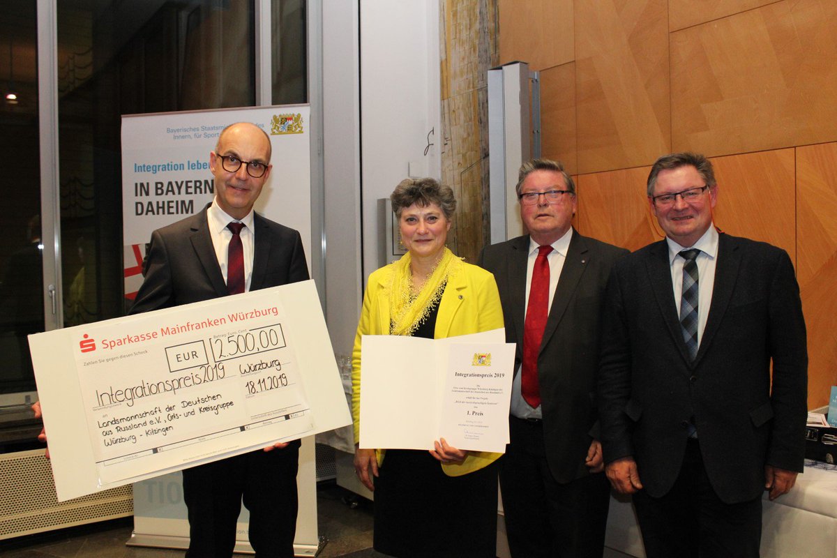 RegUnterfranken's tweet photo. #Staatssekretär Gerhard Eck und #Regierungsvizepräsident Jochen Lange übergaben heute in der Regierung von Unterfranken die unterfränkischen #Integrationspreise. Zu den Preisträgern siehe hier: https://t.co/WNnmrU24IP. Wir gratulieren herzlich! https://t.co/EpQ8oNsK2D