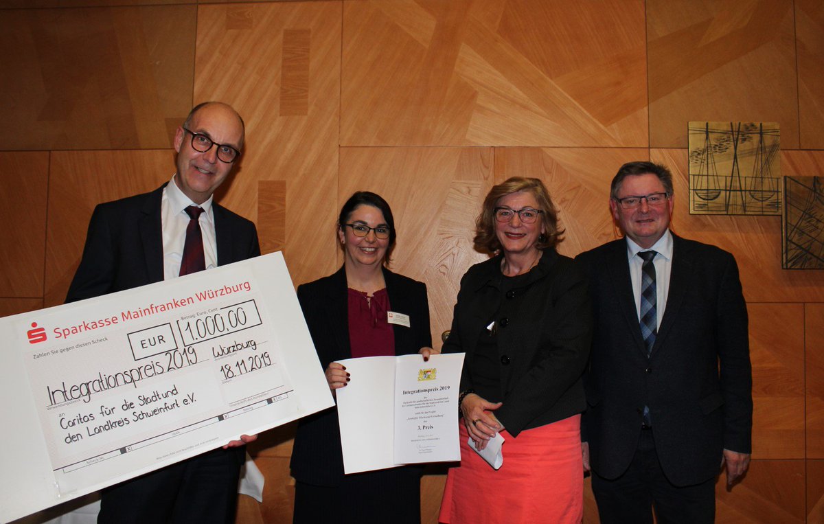 RegUnterfranken's tweet photo. #Staatssekretär Gerhard Eck und #Regierungsvizepräsident Jochen Lange übergaben heute in der Regierung von Unterfranken die unterfränkischen #Integrationspreise. Zu den Preisträgern siehe hier: https://t.co/WNnmrU24IP. Wir gratulieren herzlich! https://t.co/EpQ8oNsK2D