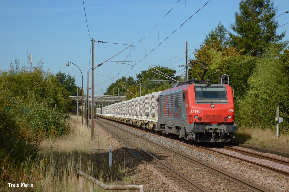 Chargé à bloc, direction Gennevilliers pour la BB 27140 de #VFLI et les 1400 tonnes de voussoirs neufs destinés au <a href="/GdParisExpress/">Grand Paris Express</a>. 
#FretFerroviaire
Noyal sur Vilaine le 14/09/19