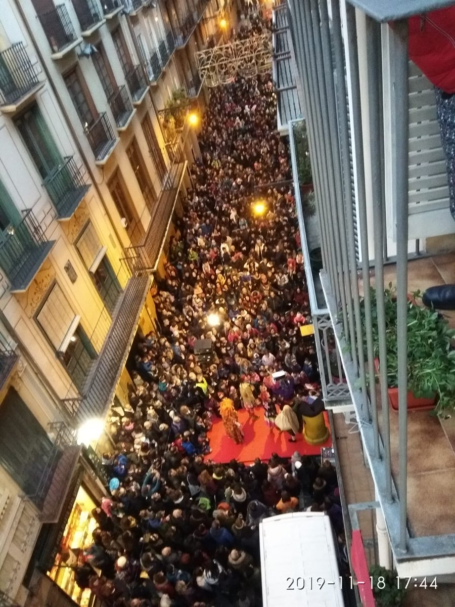 josebaasiron's tweet photo. Esta es la respuesta de Iruñea a la censura y el sectarismo de @navarrasuma_pna . RRPP masiva de Pirritx, Porrotx y Marimotots.

Iruñeak ez du Enrique Mayaren #euskarafobia inoiz onartuko. 
#katxiporreta !!!!! https://t.co/E4GspDmWfb