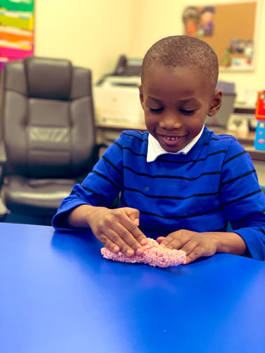 SLPLauraC's tweet image. Quick brain break! Playing with squishy foam and using descriptive language to describe the way it feels! #collsedu #languageiseverywhere #squishy #soft #sticky