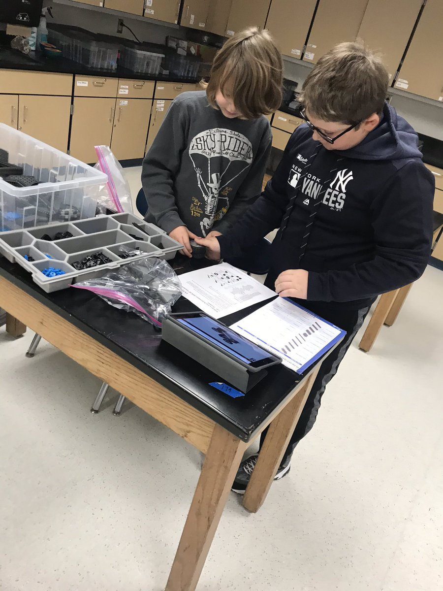 Fifth grade ROBOTICS group B starting their first VEX build!  Figuring out how things work! <a href="/SNIS_CT/">Sarah Noble School</a>