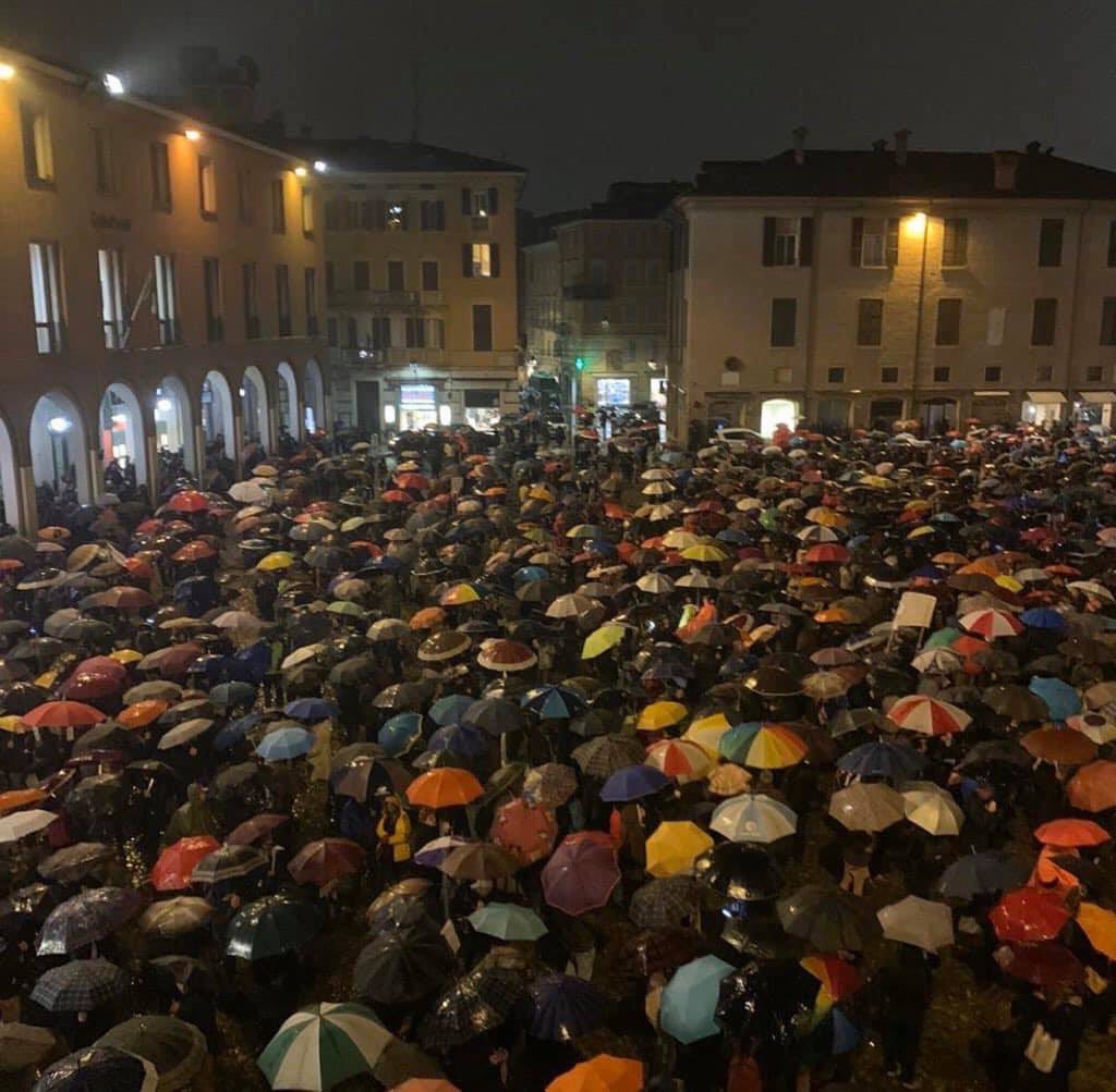danielecina's tweet photo. Nemmeno #Modena si Lega. 
E Salvini scappa...

Spettacolare! #Sardine ovunque ❤️

#modenanonsilega https://t.co/wBNa7aNXKS