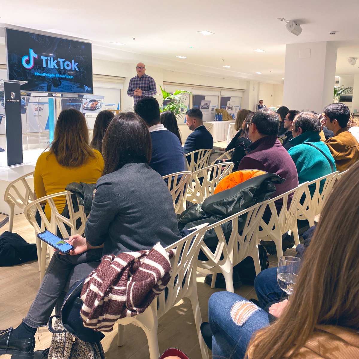 Porsche_Iberica's tweet photo. Arranca nuestra #Innotalk de hoy en #PorscheSmartMobilityLab desde nuestro Espacio 0 en centro de Madrid. Hoy hablaremos de las redes sociales y como su evolución durante los últimos años ha conseguido cambiar el mundo a nivel social. https://t.co/Hb7MIcqQ7B