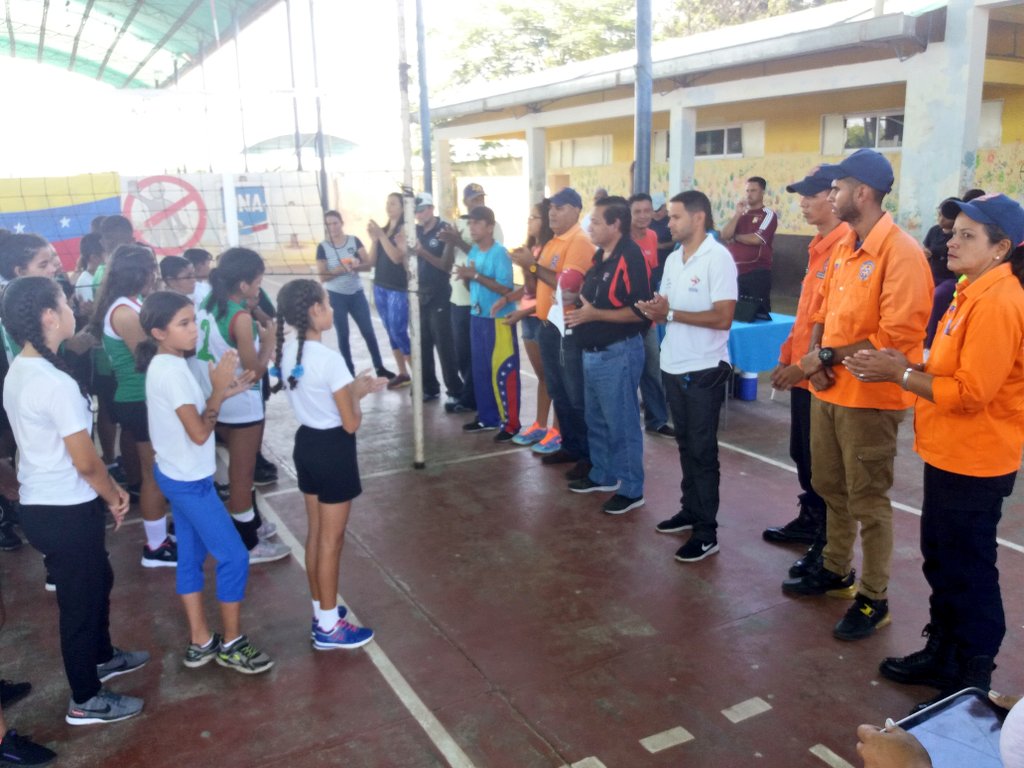 PCCabimas's tweet photo. #18Nov 👉PC Cabimas presente en Campeonato Zonal de Voleibol COL, donde participan los municipios: Lagunillas, Simón Bolivar y Cabimas,
con  el presidente de la comisión de Voleibol del Zulia Marcos Montilla
#IMDEC_Cabimas
@PCZuliaGBZ
@PCivil_Ve
@franklincicpc https://t.co/KCAmDkrtQc