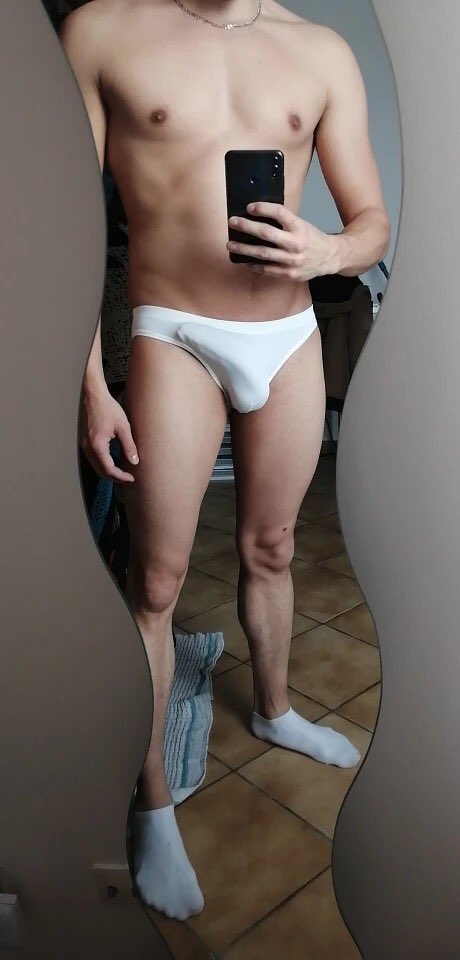 MenPosing's tweet photo. Mmmm 😋 
#gay #gaymen #sexy #underwear #hardon #bulge #cock #dick https://t.co/2ZQfRcA5vu