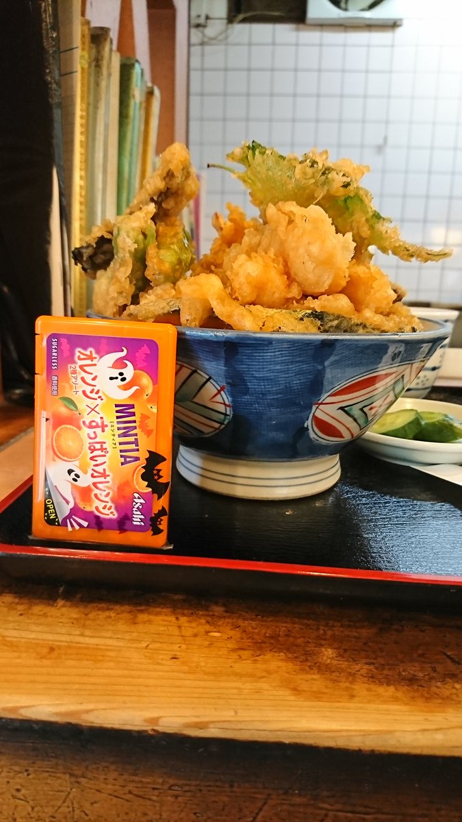 Bom 天えいさんにて天丼大盛 前からチェックしてたけど初訪問 このボリュームで900円は安い 味も天ぷらがサクサクで美味しかった 今度 また別の天ぷらやメニューも食べたい 天えい