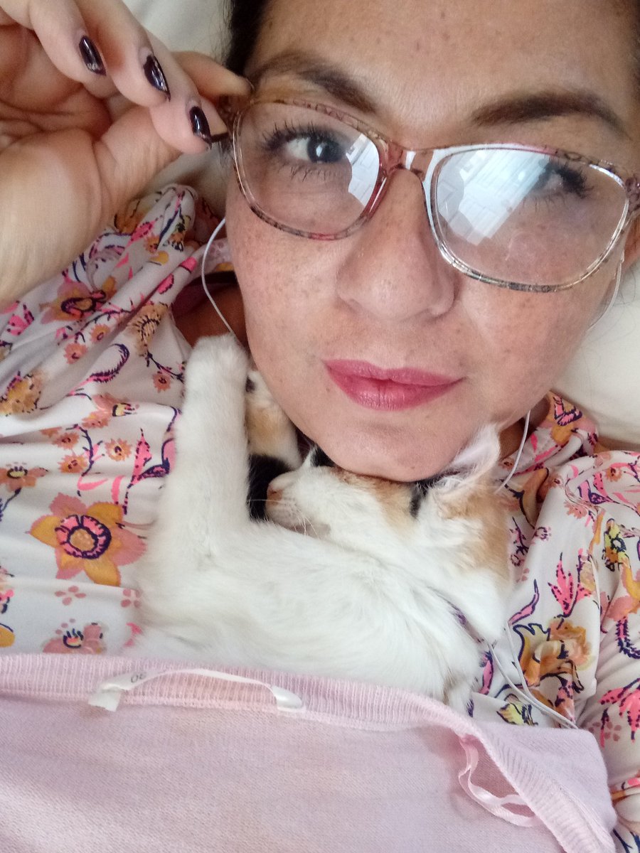 gabysanarce's tweet photo. En casa, #MishaTime Dice Misha que quiere dormir y que no hay mejor snack que mis lentes... Jajaja https://t.co/tZSZ5vfwF2