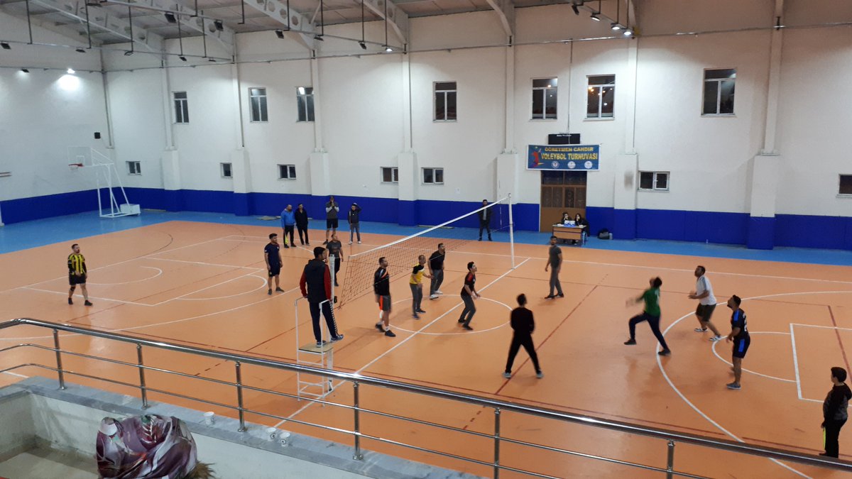 Adım adım Şampiyonluğa "Öğretmenler Candır" voleybol turnuvası çeyrek final maçında okulumuz Atatürk Ortaokulunu 3-0 lik skorla mağlup ederek yarı finale çıktı. Öğretmenlerimizi tebrik ediyor,yarı finalde başarılar diliyoruz. <a href="/mfaruktekinn/">Mehmet Faruk Tekin</a> <a href="/PatnosGM/">Patnos Gençlik Merkezi</a> <a href="/FikretAyaz04/">Fikret Ayaz</a> <a href="/EbsPatnos/">EBS PATNOS</a>
