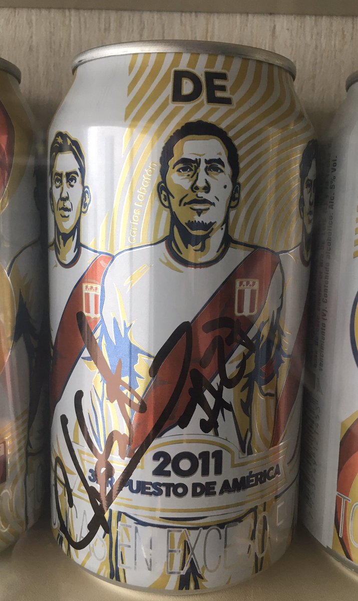 barriodemendoza's tweet photo. Gracias al capitán del @ClubSCristal @calolobaton por el detallazo de firmar su lata personalizada como parte de la colección de @cristalperu sobre las participaciones históricas de @tufpfoficial en Copa America. #crack #PirLoba #RazaCeleste #BeerCansPeru https://t.co/t0GuJEFNKg