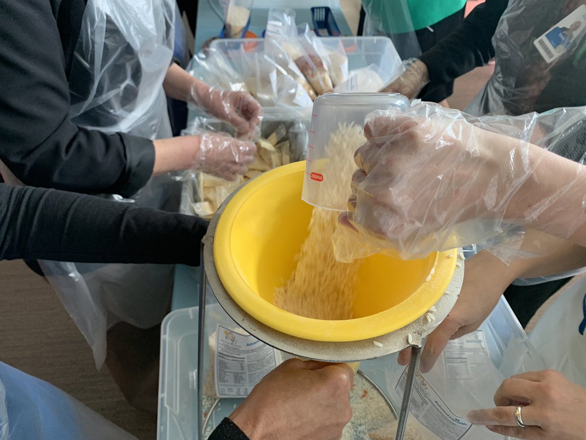 erinsnuggets's tweet photo. Volunteers packing meals for victims of the Bahamas #weekofcaring #adventhealthcares #feelingwhole https://t.co/5gThNElrkO