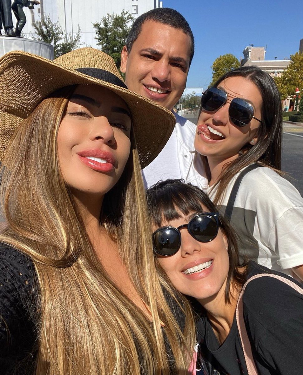 Faça o que te faz feliz, esteja com quem te faz sorrir, ria tanto até seu estomago doer… e seja feliz com quem ama você! Bffs ❤️ @universalorlando #readyforuniversal #universalstudiosflorida