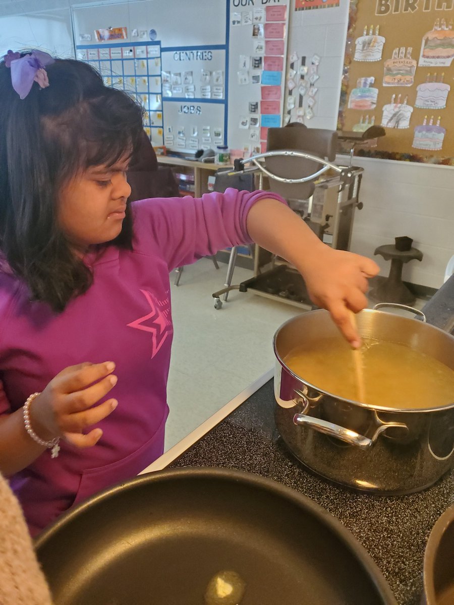 Ms_Manalis's tweet photo. Our cooking program is always a hit! The students are engaged and want to independently measure ingredients and follow the directions to various recipes. Proud Teacher moment! 👨🍳💜👩🍳 #lifeskillsprogram @PeelSchools @BerylFordPS https://t.co/XQ8gW47oeD