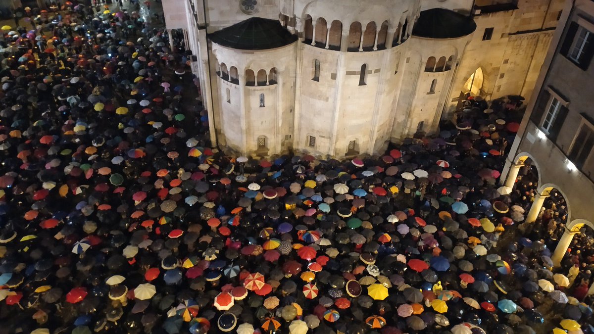 AnnaAscani's tweet photo. Nonostante la pioggia e il freddo, Piazza Grande è colma di persone. Nemmeno #Modena abbocca alla propaganda della Lega.
E “il capitano” fugge davanti alle #sardine che stanno tutte strette. Libere. Grazie Modena!
#Modenanonsilega https://t.co/Qcz4qxDkEu