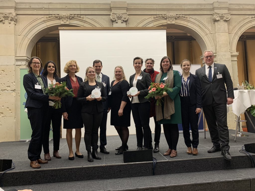 Cniethammer's tweet photo. Well done! Congratulations @Schienenallianz and 2019 awardees @SaskiaSchulzB and @SilkeHoehl on highlighting women‘s (innovation) leadership in Germany’ mobility sector (railways). #DIV19 https://t.co/VIKKU7a4mC
