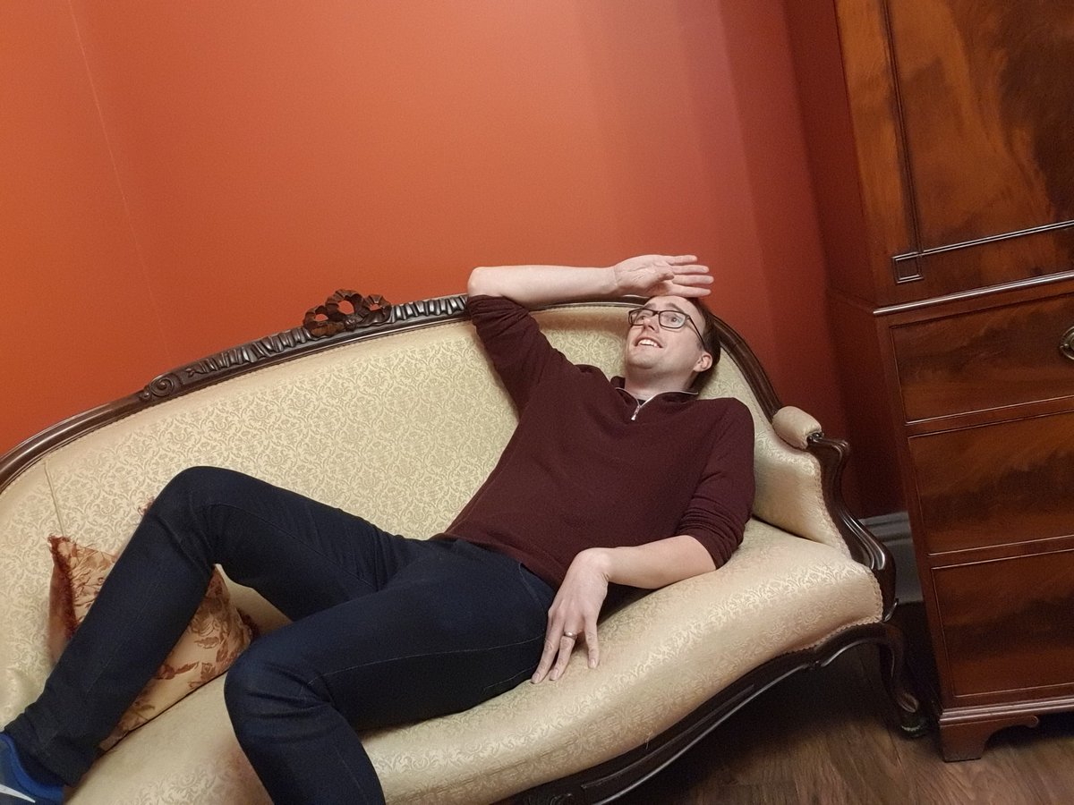 MrAndrew's tweet photo. I'm all alone in York tonight, and so I present:
👑🎆🎺A Photographic Tour of the Weird Antique Furnishings in my Hotel Room🎺🎆👑 

(thread) https://t.co/JORYBwPcfC