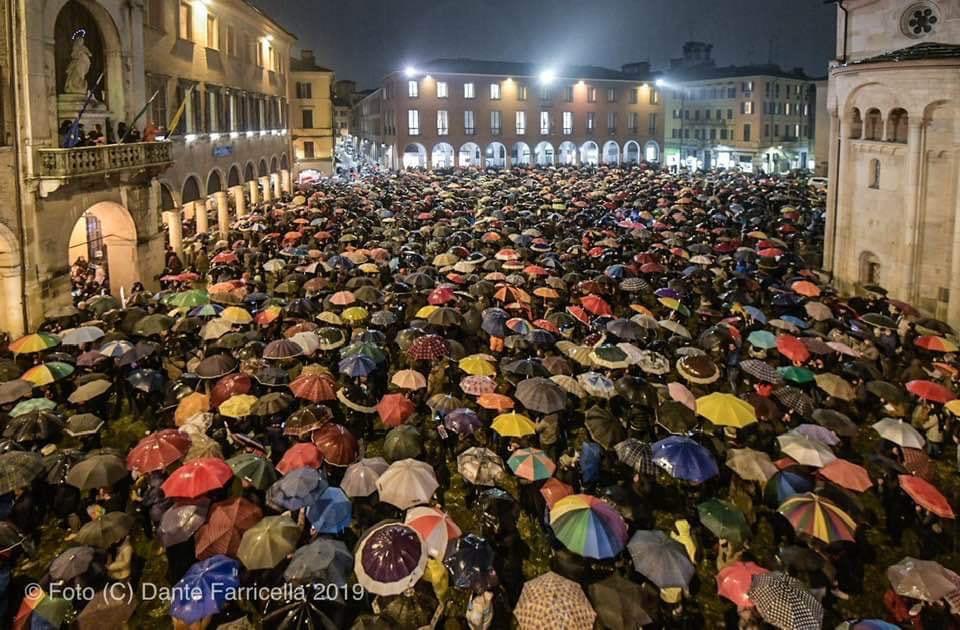 ItaliaViva's tweet photo. Anche Modena come Bologna non si lega. Complimenti agli organizzatori e un grazie a tutti i partecipanti che nonostante la pioggia hanno fatto sì che la manifestazione fosse un vero successo.
#Modenanonsilega https://t.co/xKGyHm5Rjl