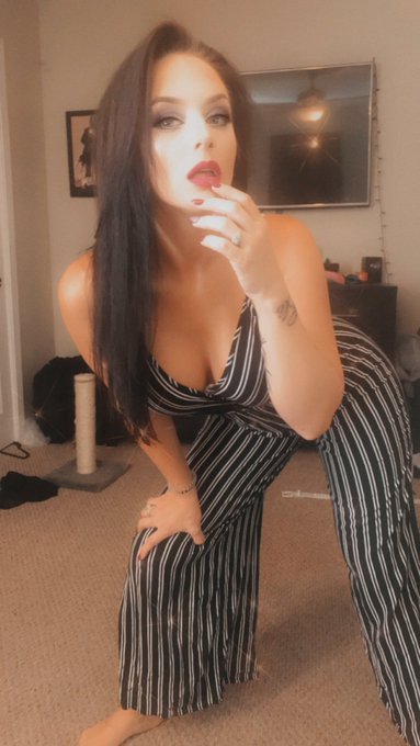 Bitch is back! Better and badder! I&rsquo;ll be live in about an hour on myfreecams!!!!!! https://t.co/trO<a href="/tag/camwithher"class="tags"><span>#camwithher</span></a><a href="/tag/missnova"class="tags"><span>#missnova</span></a>