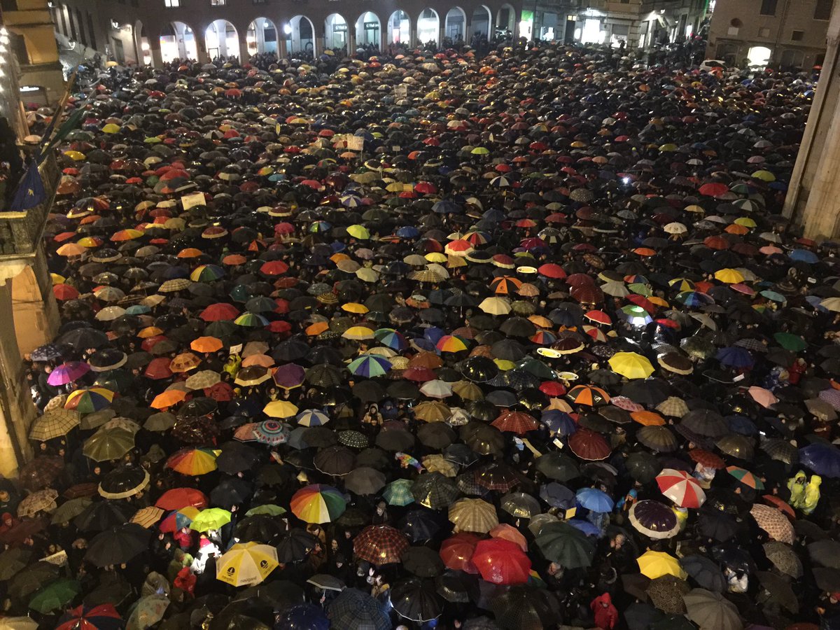 GCMuzzarelli's tweet photo. Piazza Grande è il cuore della vita in cittá, ed oggi era piú bella che mai. Una piazza con donne e uomini di ogni etá, tantissimi giovani, a dire no all’odio, a chi vuole dividerci, innalzare muri. Avanti insieme e possiamo davvero creare un mondo migliore. Grazie #sardine https://t.co/6ORt1ay9HG