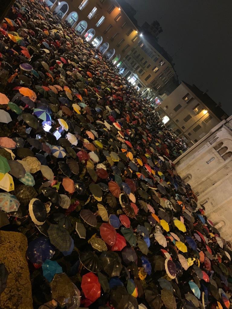 paola_demicheli's tweet photo. Dalla mia Emilia Romagna un'altra piazza bellissima a #Modena nonostante la pioggia stipate tantissime #sardine #Modenanonsilega https://t.co/TXVZ1vv7aA