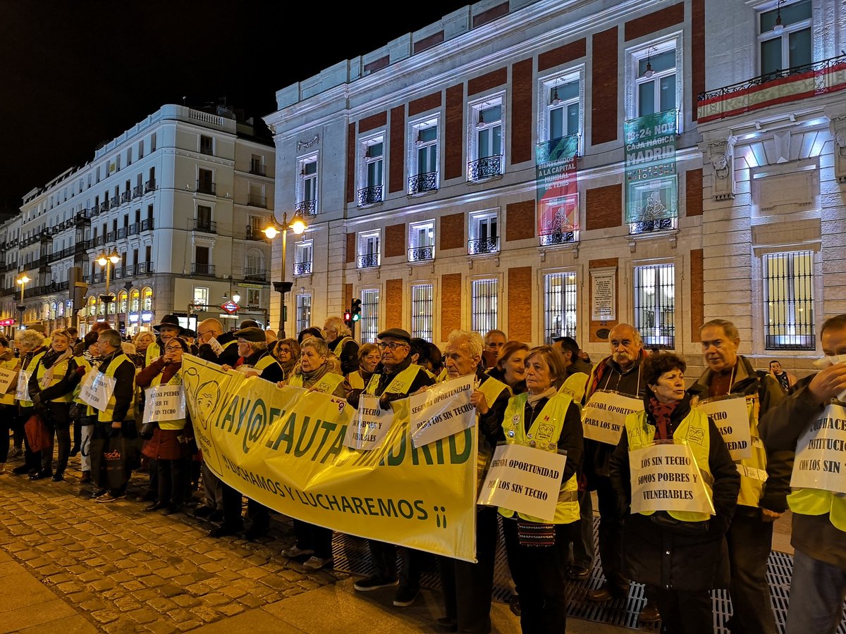 yayoflautas's tweet photo. #LunesEnSol Las personas sin techo también tienen derechos. Salvamos a los bancos y dejamos a las personas morir de frío en la calle. Cualquiera podemos ser "sin techo" . #STOPaporofobia #NadieSinTecho https://t.co/B97M7em3Rb