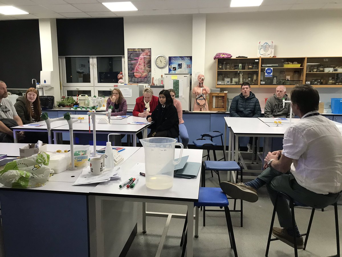 GowerCollegeSwa's tweet photo. Noson hwylus ar gyfer noson agored Tycoch heno wrth i bobol ymweld ag ardaloedd pynciau gwahanol #gwarantgcs #eichgcs https://t.co/AOz52wRecX