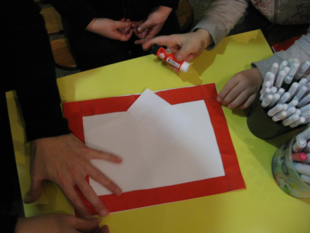 Museo_Setificio's tweet photo. I bambini amano vivere #avventuretralepagine! Ispirati dalle storie lette e dalla visita al museo hanno creato in laboratorio i loro capolavori in cornice: veri e propri #pezzidamuseo!
@kid_pass
#leggiamoalmuseo #kidpass #bambinialmuseo #AbbadiaLariana #lakeComo #inLombardia https://t.co/1rkJzytKcS