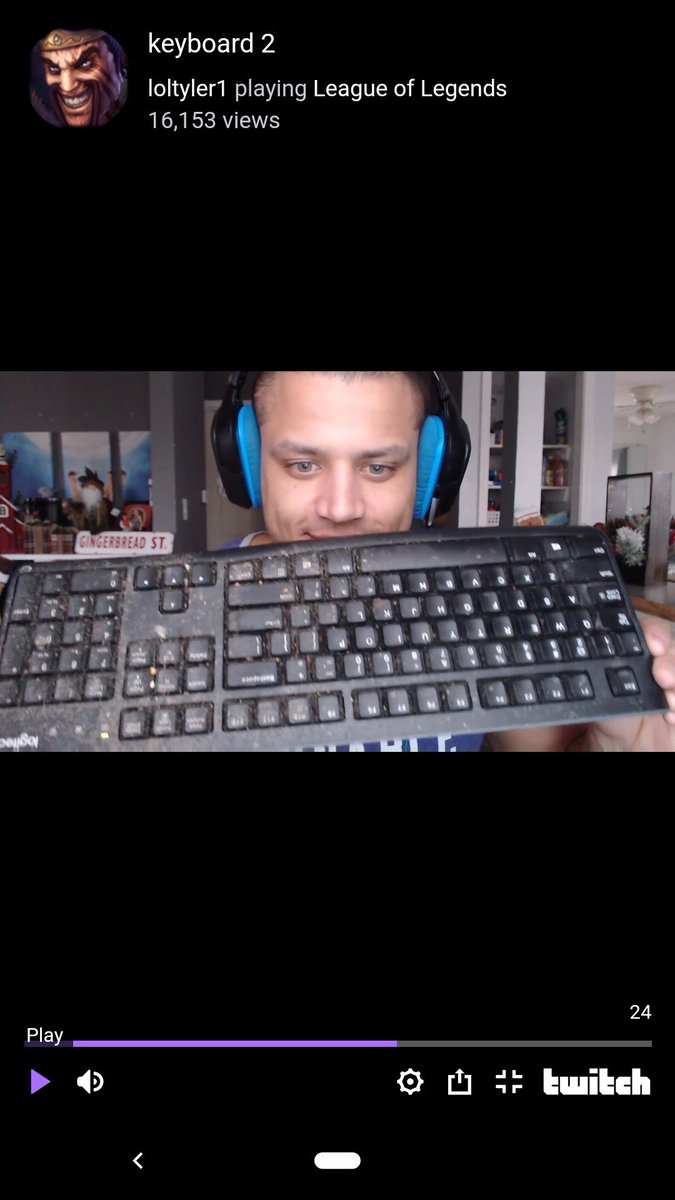 ROBLOX_KFC_'s tweet photo. When mom finds the poop keyboard https://t.co/2FPG72vrW2