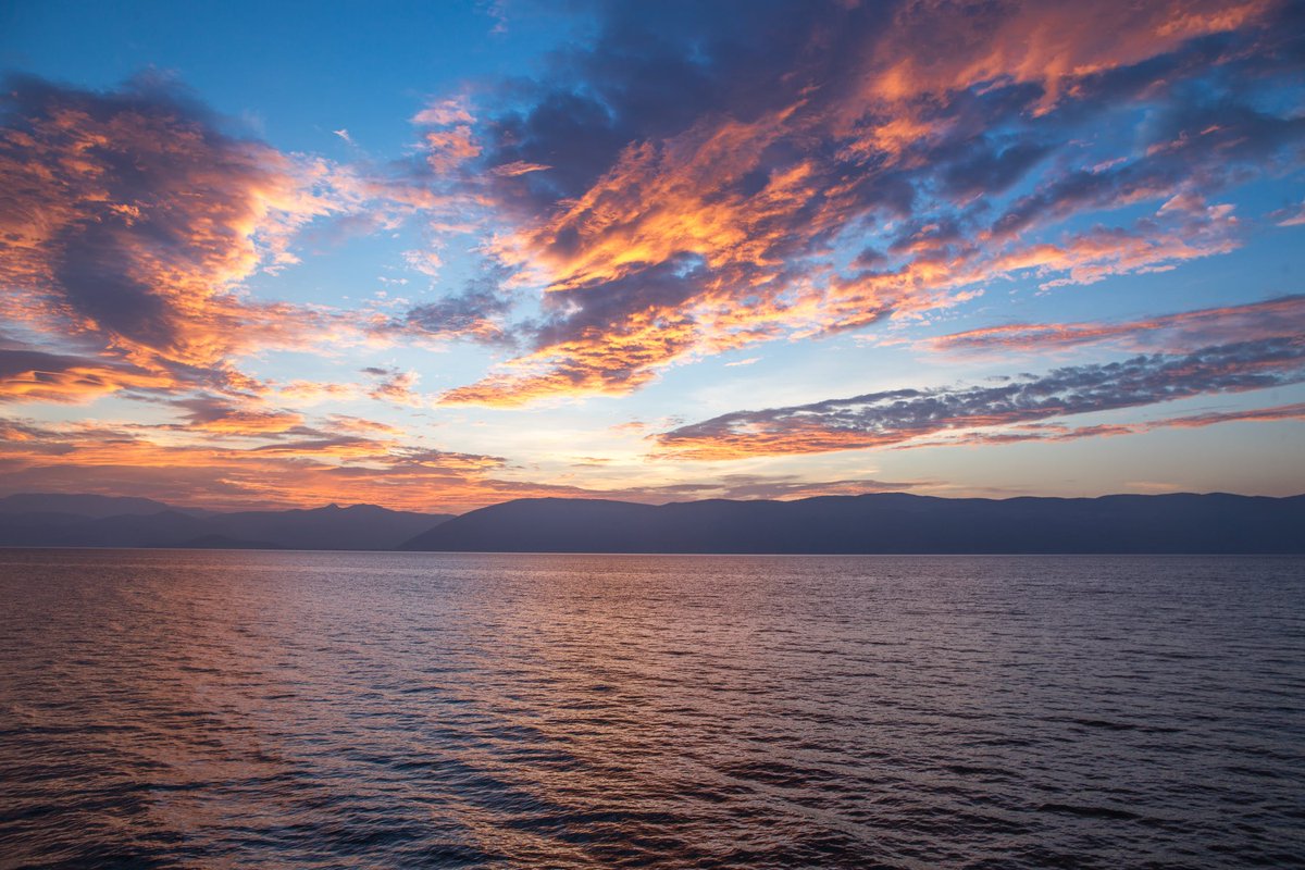 helpblacksbeach's tweet photo. Catch a sunset from the most beautiful view in San Diego. Black's Beach has the perfect vantage point to ensure every second takes your breath away. https://t.co/3zQhb8MBwd