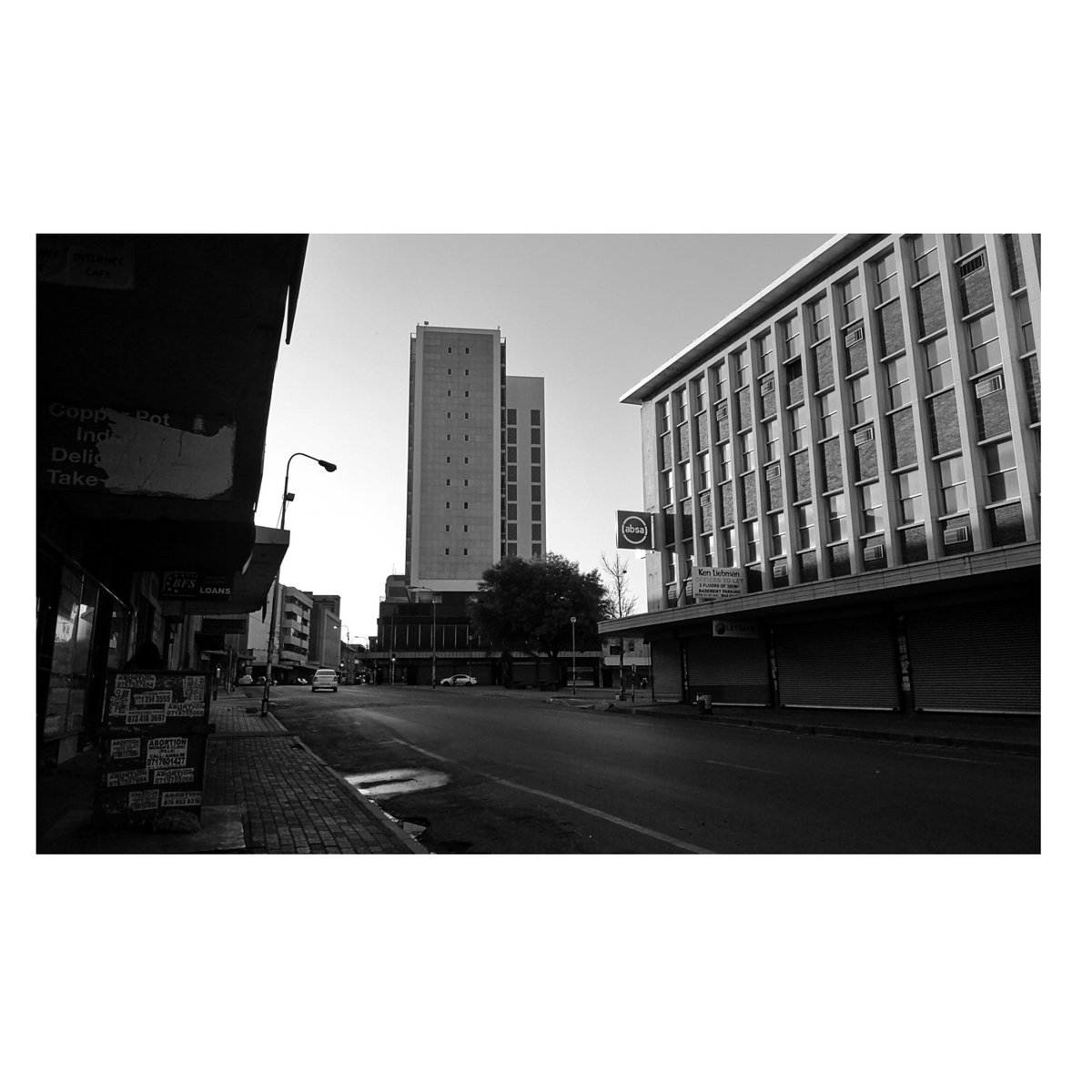 KatGrapher's tweet photo. #unfamiliarPlaces...
shades and shadows...
Germiston I August 2019
#LetMeShowYou #AStrainOfPurple #digitalart #jhb #taxi #jozitower #jhbeast #timetravellers #jhbstreets #architecture #pixel_sa #jozipeople #huaweimobile #huaweisa #huaweiphotography #streetphotography #germiston https://t.co/UBNKMRnoJL